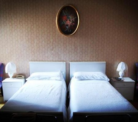 Hotel Pesi Монтекатини Терме Стая снимка